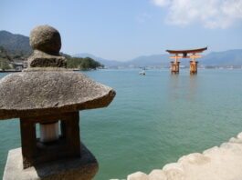 Le escursioni in terre lontane – come il Giappone – stimolano la “scoperta” del mondo interiore individuale e generano anche un’ampia e diversificata gamma di emozioni-suggestioni, scaturite dalle specificità e identità dei luoghi. Consentono, altresì, nell’ottica dell’interculturalità, di coniugare armonicamente il “vicino” e il “lontano”, di ridurre le distanze fra i popoli e di stimolare, grazie all’analisi diretta sul terreno e al corredo iconografico.