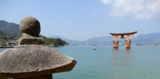 Le escursioni in terre lontane – come il Giappone – stimolano la “scoperta” del mondo interiore individuale e generano anche un’ampia e diversificata gamma di emozioni-suggestioni, scaturite dalle specificità e identità dei luoghi. Consentono, altresì, nell’ottica dell’interculturalità, di coniugare armonicamente il “vicino” e il “lontano”, di ridurre le distanze fra i popoli e di stimolare, grazie all’analisi diretta sul terreno e al corredo iconografico.