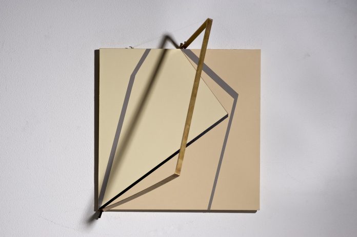 8 Meridiana 2 (da “Meridiana” in nove versioni), 1974, legno, collage di cartoncini, porzione di perimetro mobile in ottone, 50 x 50 cm