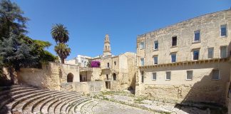 Un francobollo celebra il Teatro Romano di Lecce. La cerimonia di emissione e annullo filatelico nel Castello Calo V
